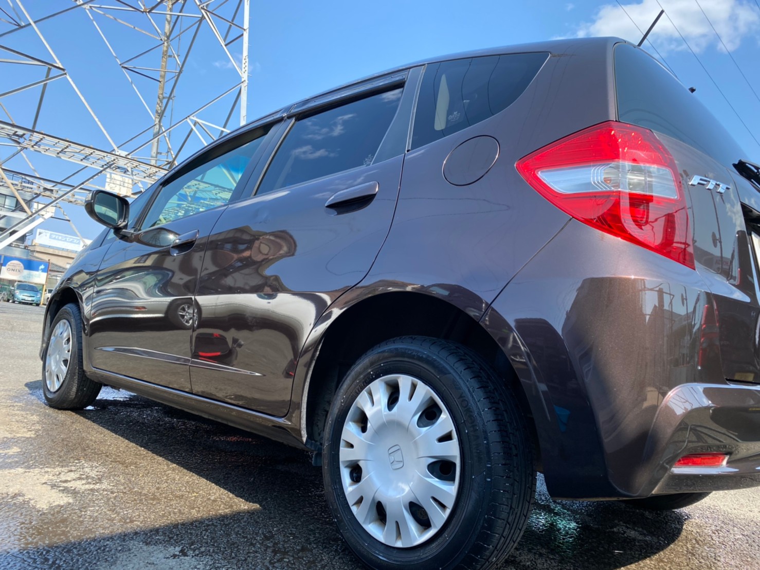 HONDA　FIT　She's『Sさま』タイヤ履き替えにてご入庫です